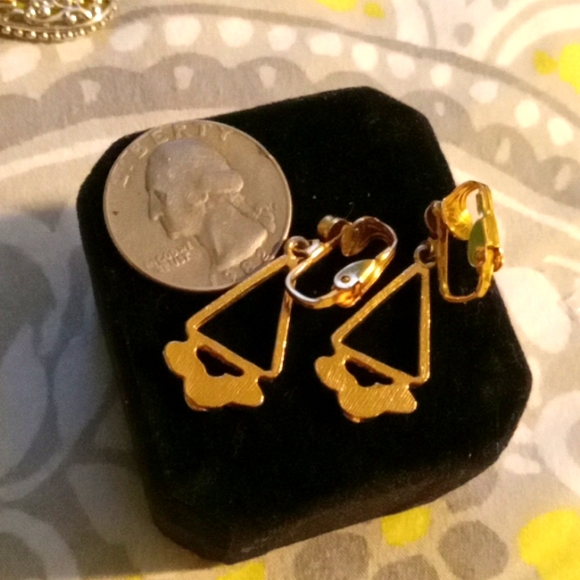 ❤️🤩VINTAGE!/GOLDENTONE CLIP EARRINGS 💕💋 - Picture 7 of 7